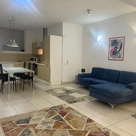 Apartment 2bed With Backyard *