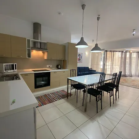 Apartment 2bed With Backyard *