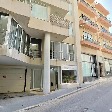 2bed With Backyard דירה