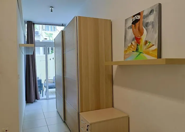 2bed With Backyard Apartment *