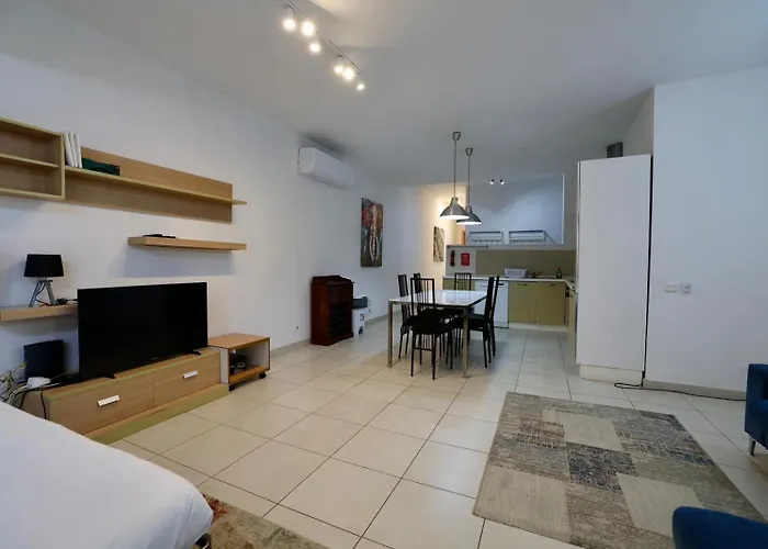 Apartment 2bed With Backyard